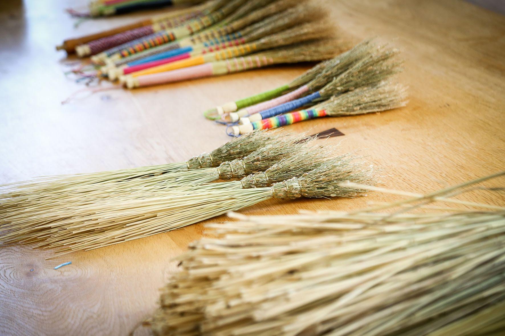 【Love beetle, broom making】Direct transmission from rice farmers! Making a tabletop-sized rice straw broom