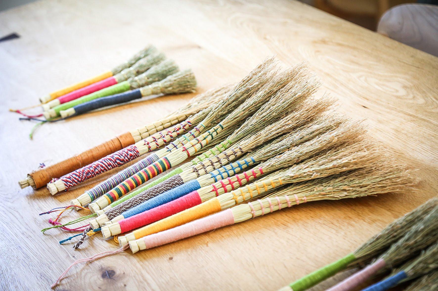 【Love beetle, broom making】Direct transmission from rice farmers! Making a tabletop-sized rice straw broom