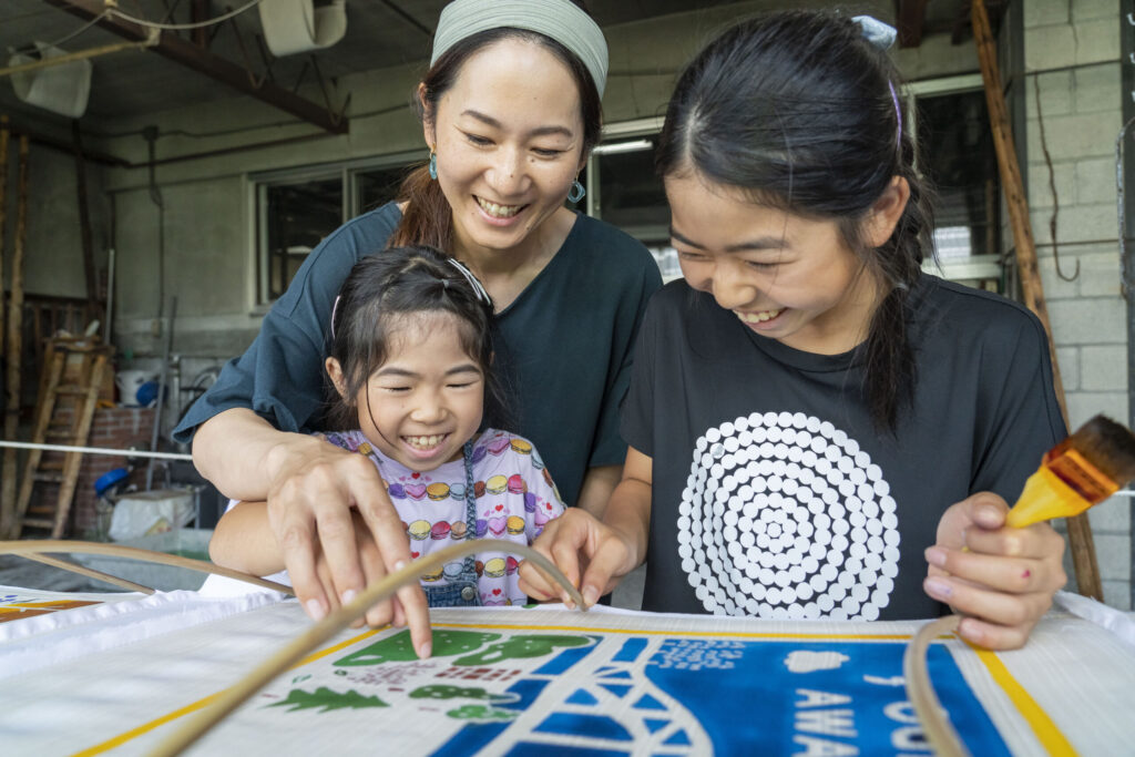 [아사히카와 역 주변, 부모와 아이들과 함께 즐기세요] 곤도 염색 공장, ‘붓 드로우북 염색’ 후로시키 제작 (2인 1그룹)