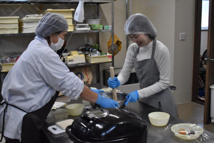 【Kamikawa Town/Japanese confectionery making】Experience making rice balls and daifuku at Mochigo and Mom