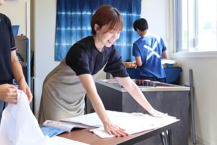 【Biei Town, Indigo Dyeing Experience】At “Indigo Dyeing Yui no Mori”, make a world-class original T-shirt