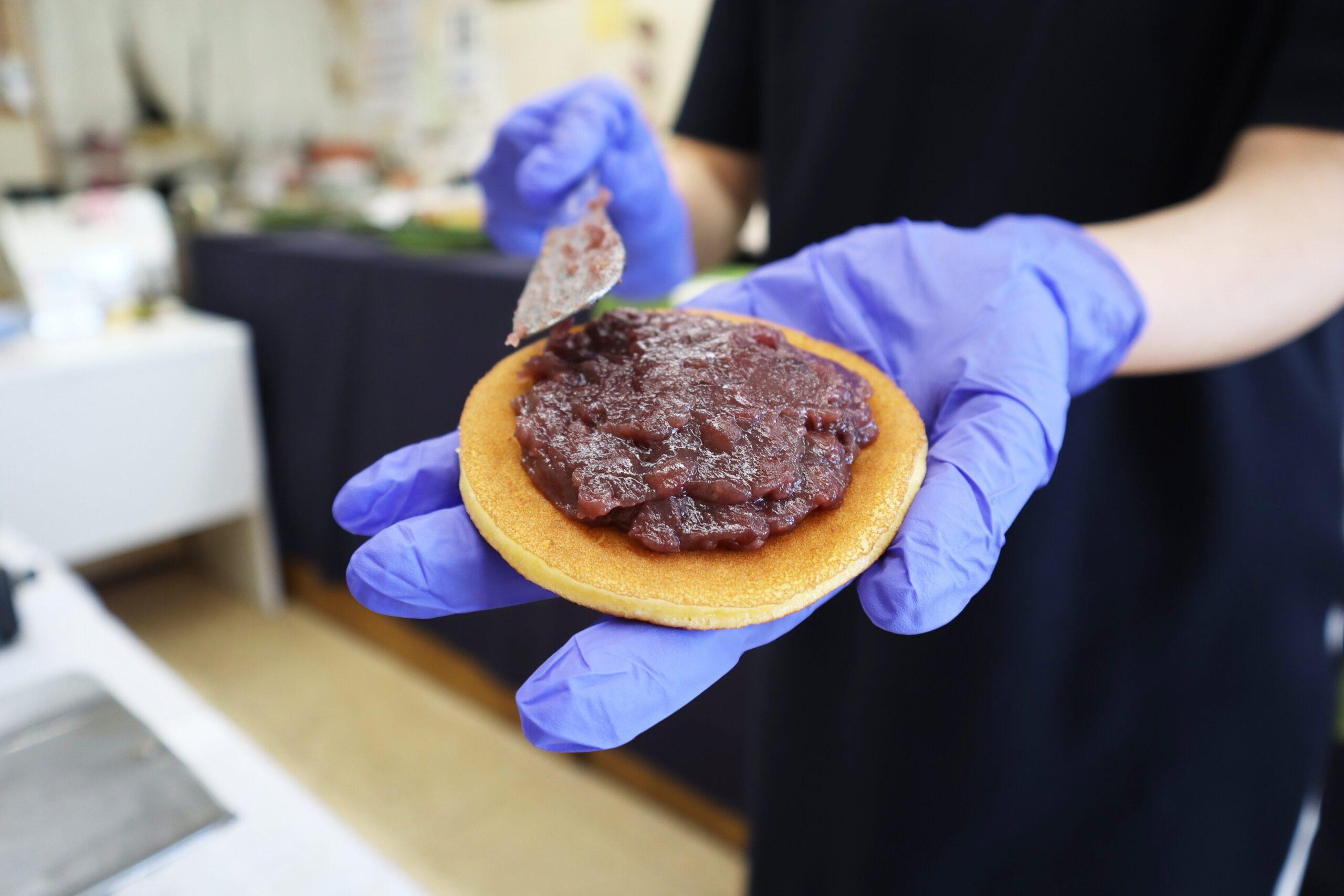 【Asahikawa Japanese confectionery making】Experience making dorayaki at the long-established confectionery shop “Nichirin”