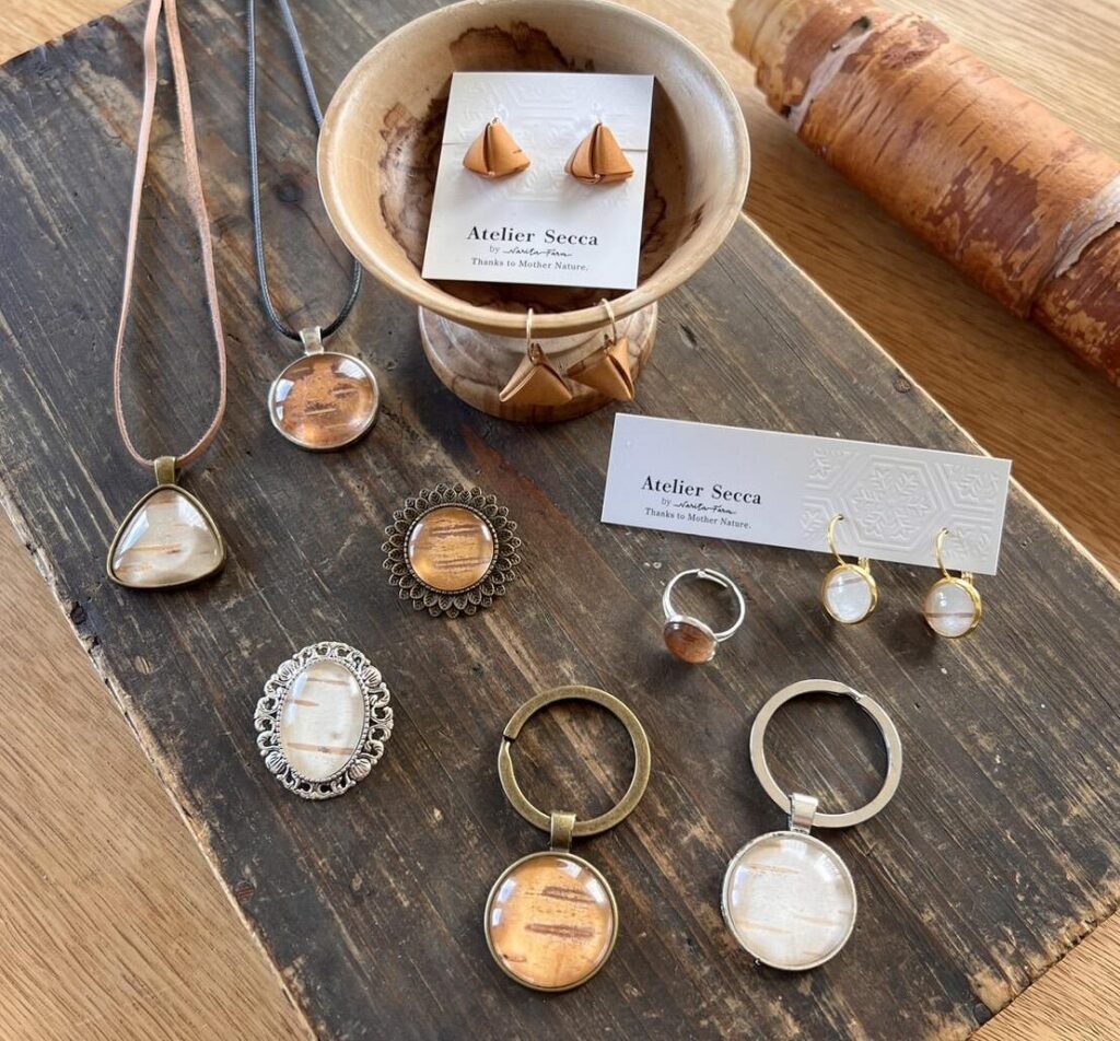 Accessory making experience using birch bark