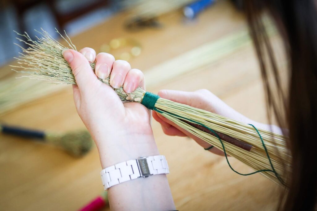 【Love beetle, broom making】Direct transmission from rice farmers! Making a tabletop-sized rice straw broom