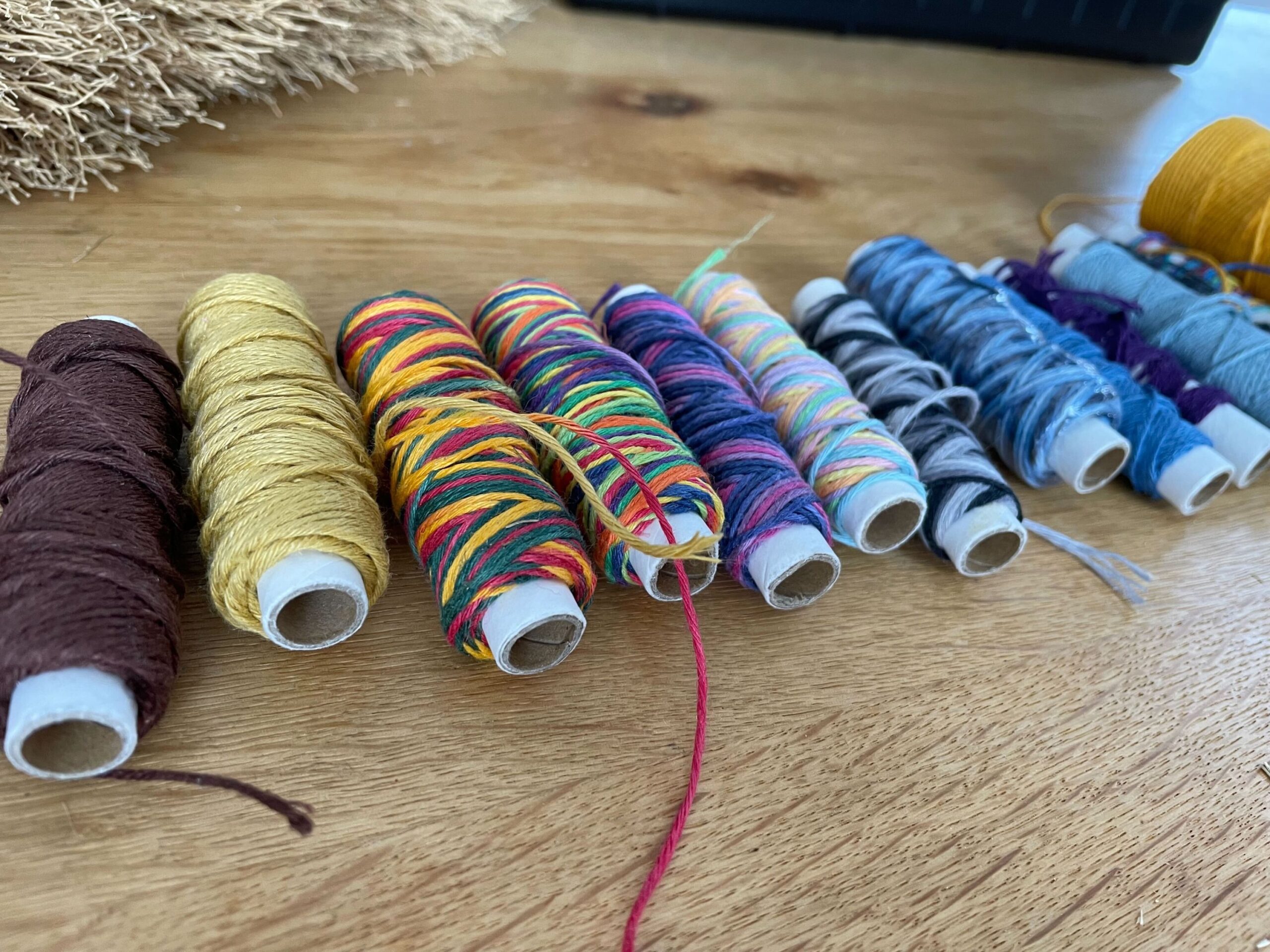 【Love beetle, broom making】Direct transmission from rice farmers! Making a tabletop-sized rice straw broom