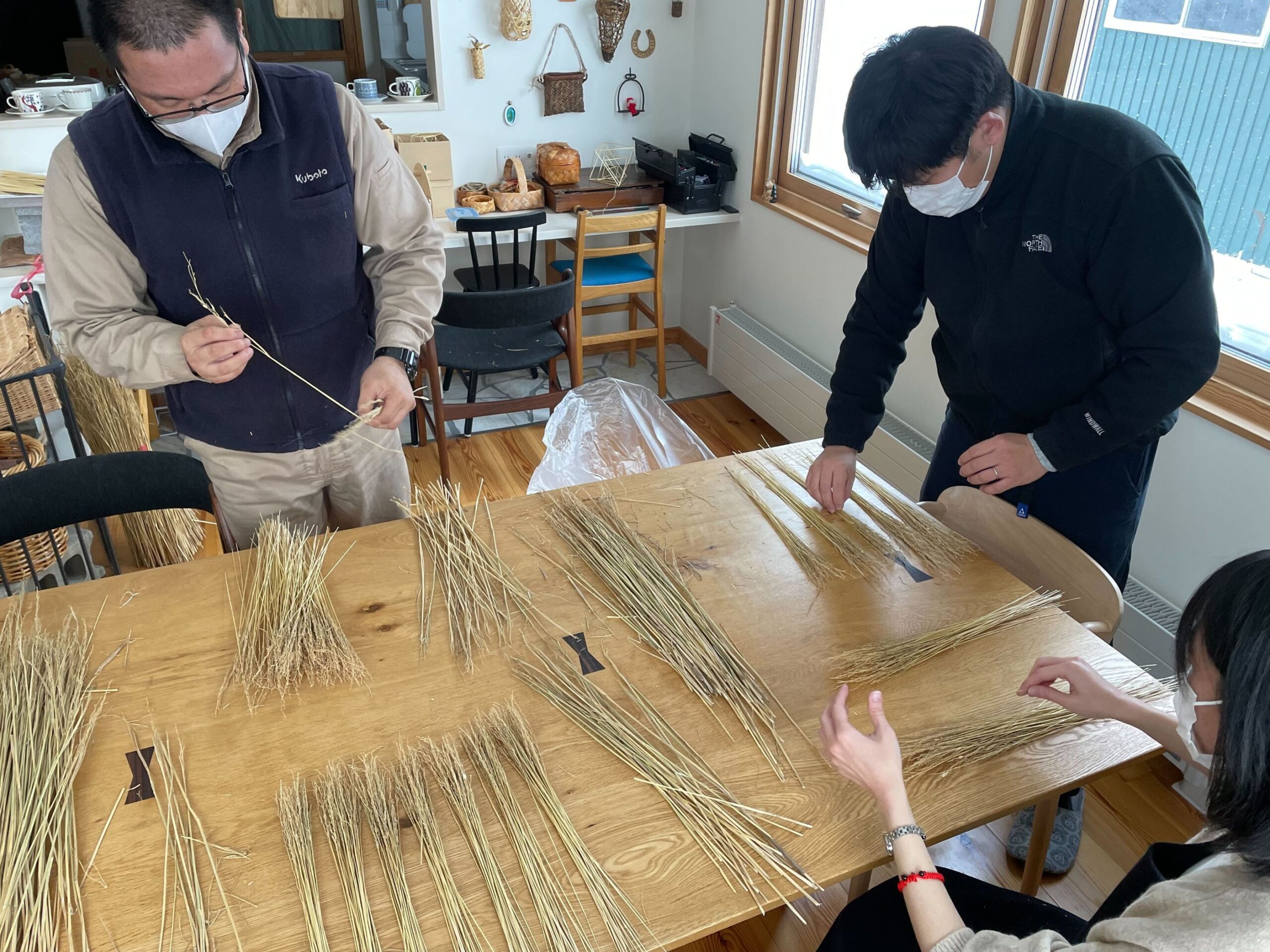 【Love beetle, broom making】Direct transmission from rice farmers! Making a tabletop-sized rice straw broom