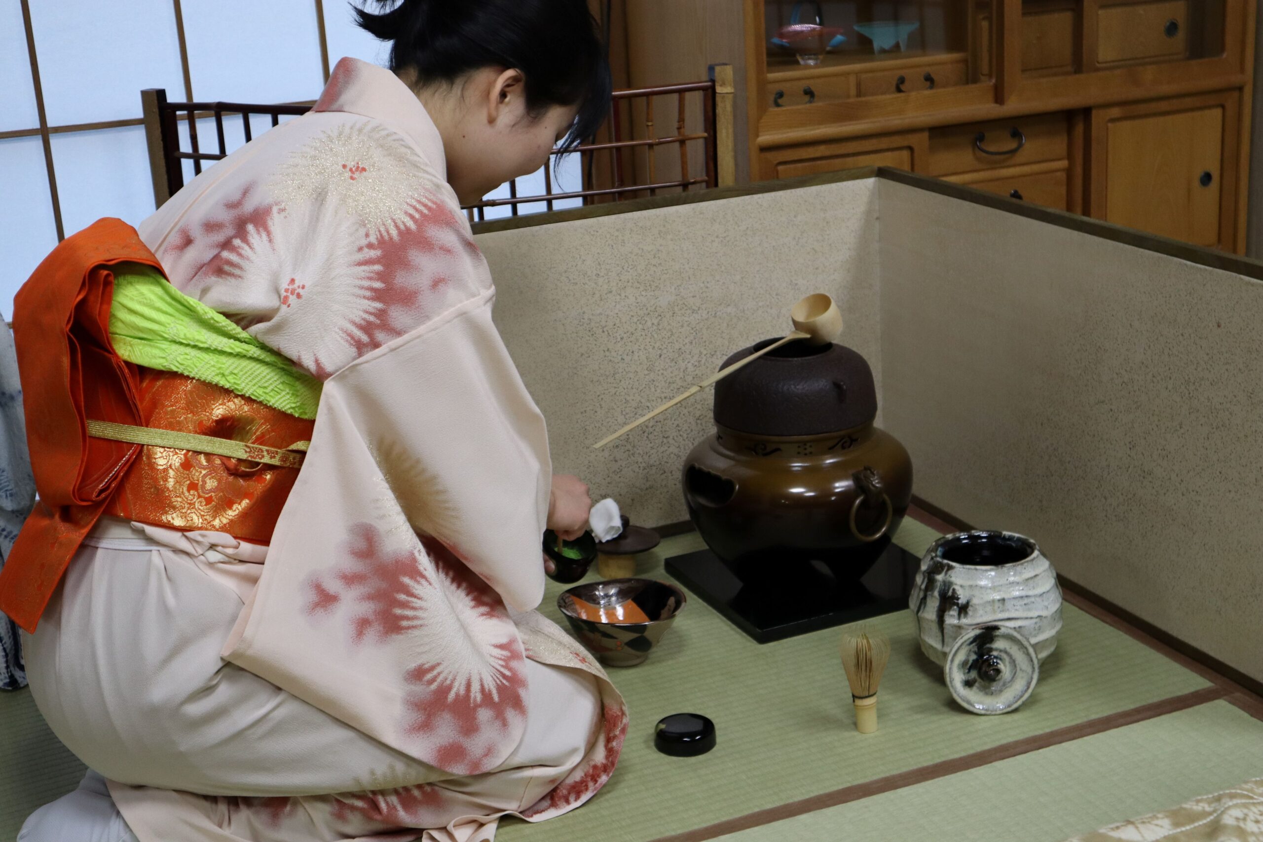 【Asahikawa Shopping Park】Dressing  tea ceremony experience at a Meguro kimono store that has been in business for over 100 years