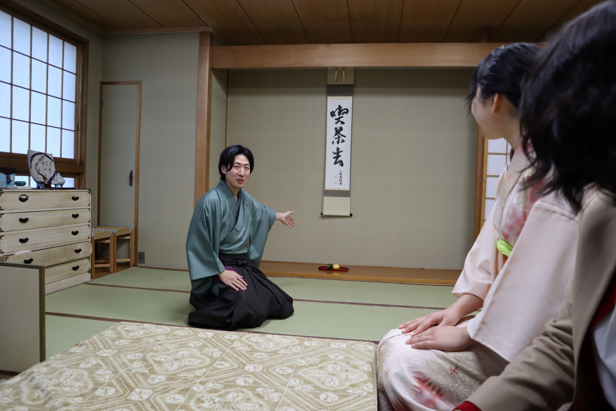 【Asahikawa Shopping Park】Dressing  tea ceremony experience at a Meguro kimono store that has been in business for over 100 years