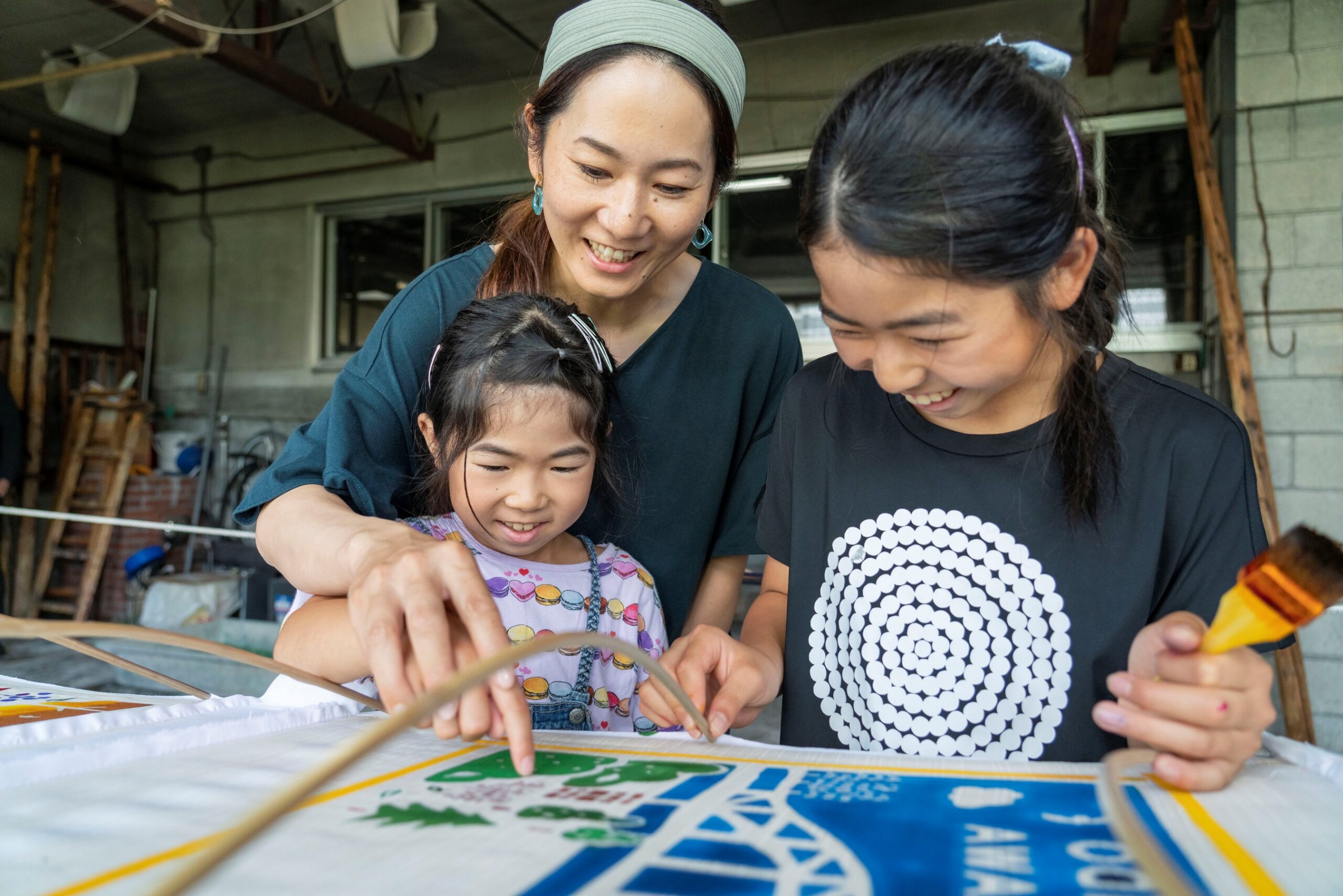 [아사히카와역 주변] 곤도 염색 공장에서 ‘붓으로 그린 책 염색’ 오리지널 후로시키를 만듭니다