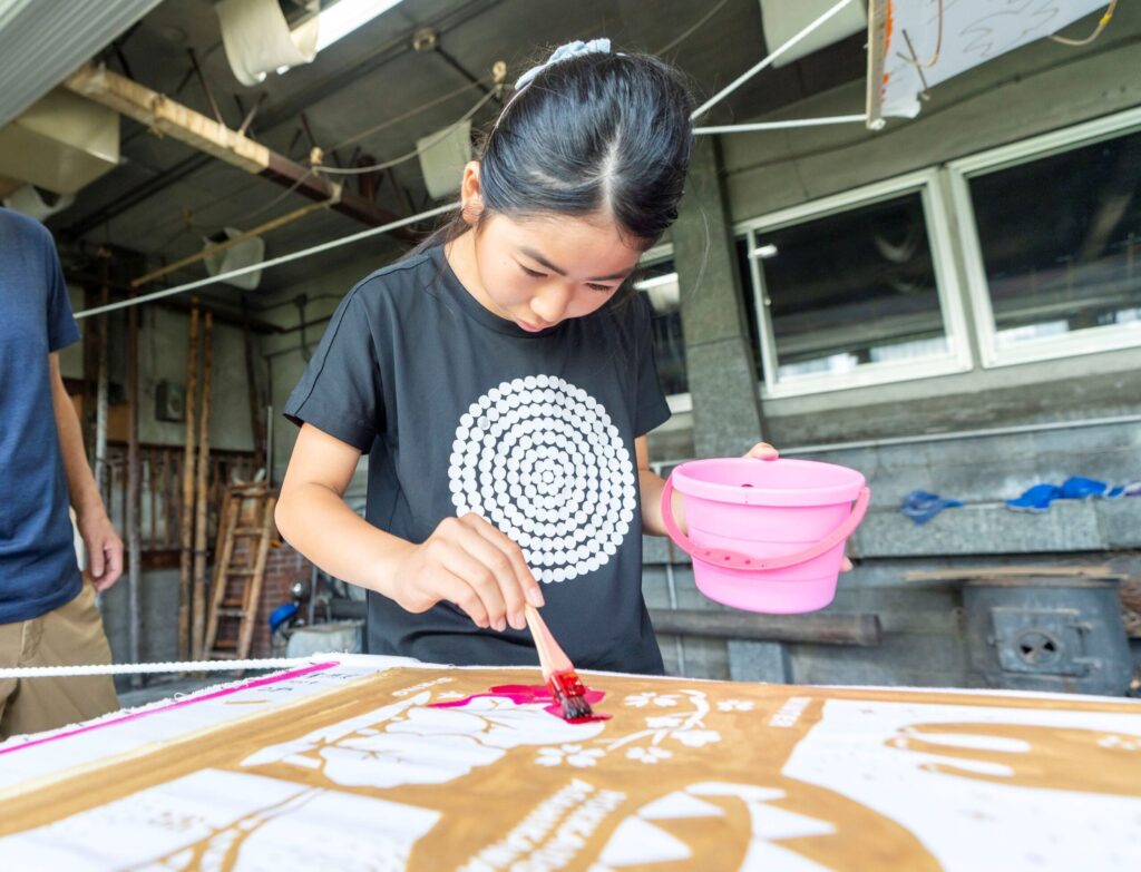 Private: [Around Asahikawa Station] Kondo dyeing factory makes “brush drawn book dyeing” original furoshiki
