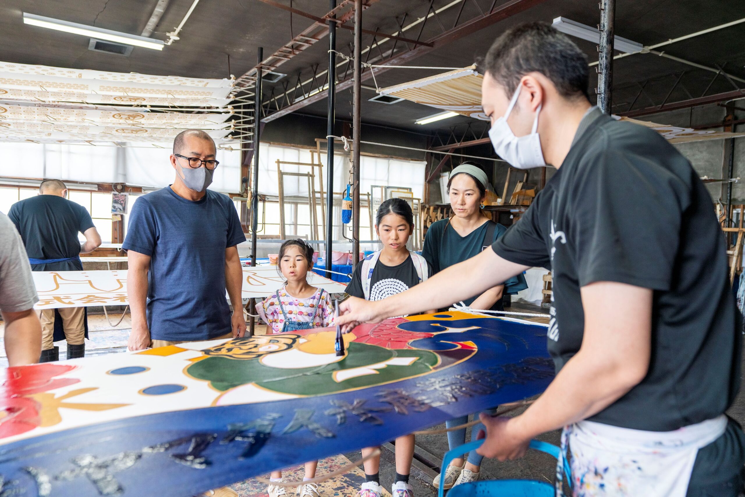 [아사히카와역 주변] 곤도 염색 공장에서 ‘붓으로 그린 책 염색’ 오리지널 후로시키를 만듭니다