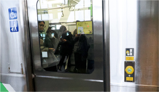 Press the button to open the door. When you enter the train, close the door.