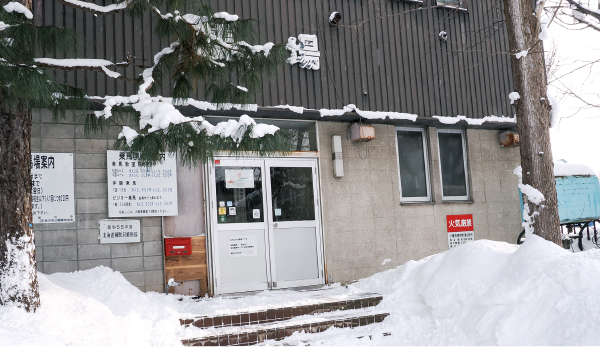 ③突き当りを左に曲がると、馬場の建物があります。