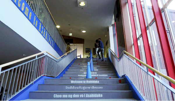 階段を上がって2階へ