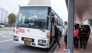 When you get off the bus, hand over the ticket along with the numbered ticket.