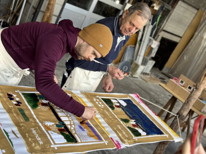 【Asahikawa】Brush-dyeing experience at a traditional dyeing factory