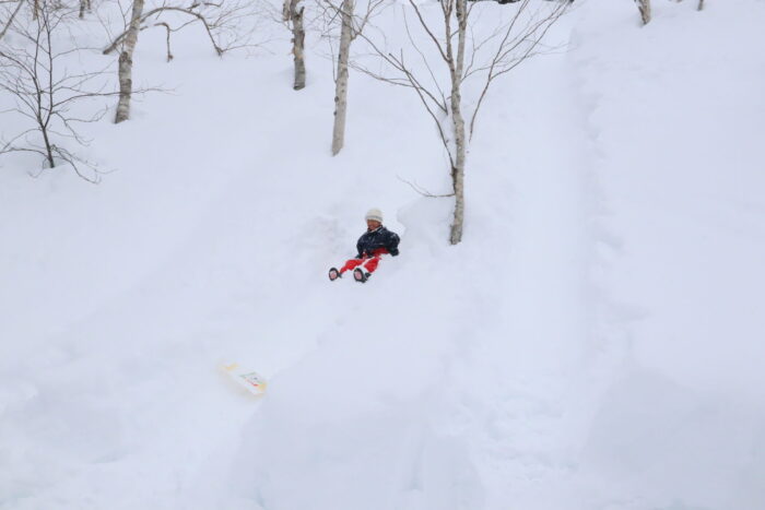 旭岳にてジオツアー「旭岳で尻滑り！！」を実施しました。