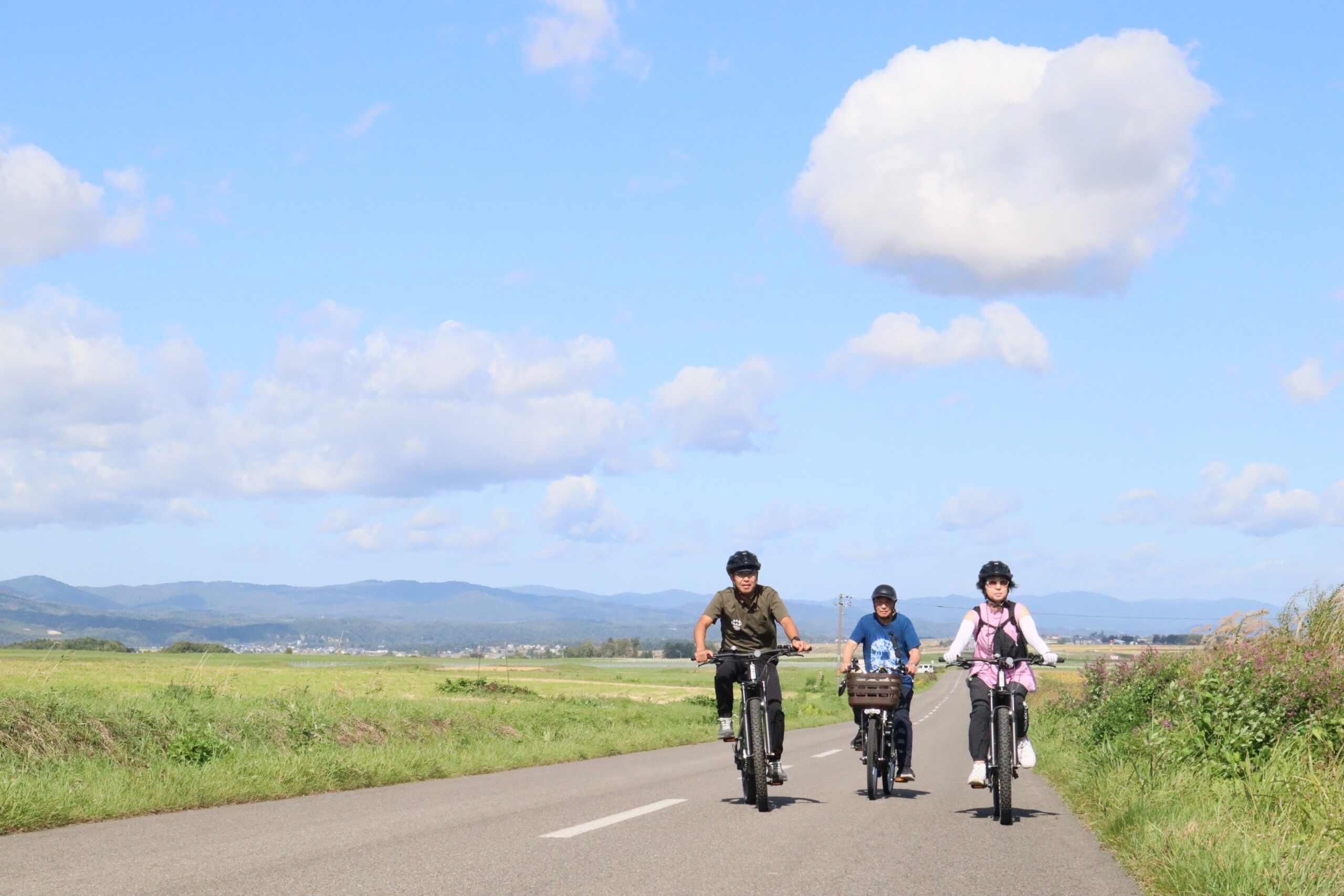 【9月5日空フェスの限定！旭川空港発】電動自転車で果てしない空と丘のパノラマへ！レベルで選べる1DAYサイクリングツアー