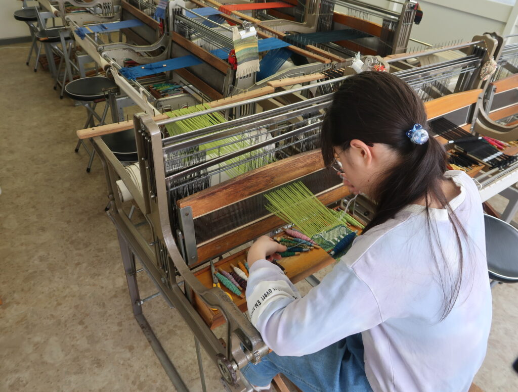 【旭川・クラフト体験】北海道の染物工芸「優佳良織」の手紡ぎ糸で作る！花瓶敷製作体験
