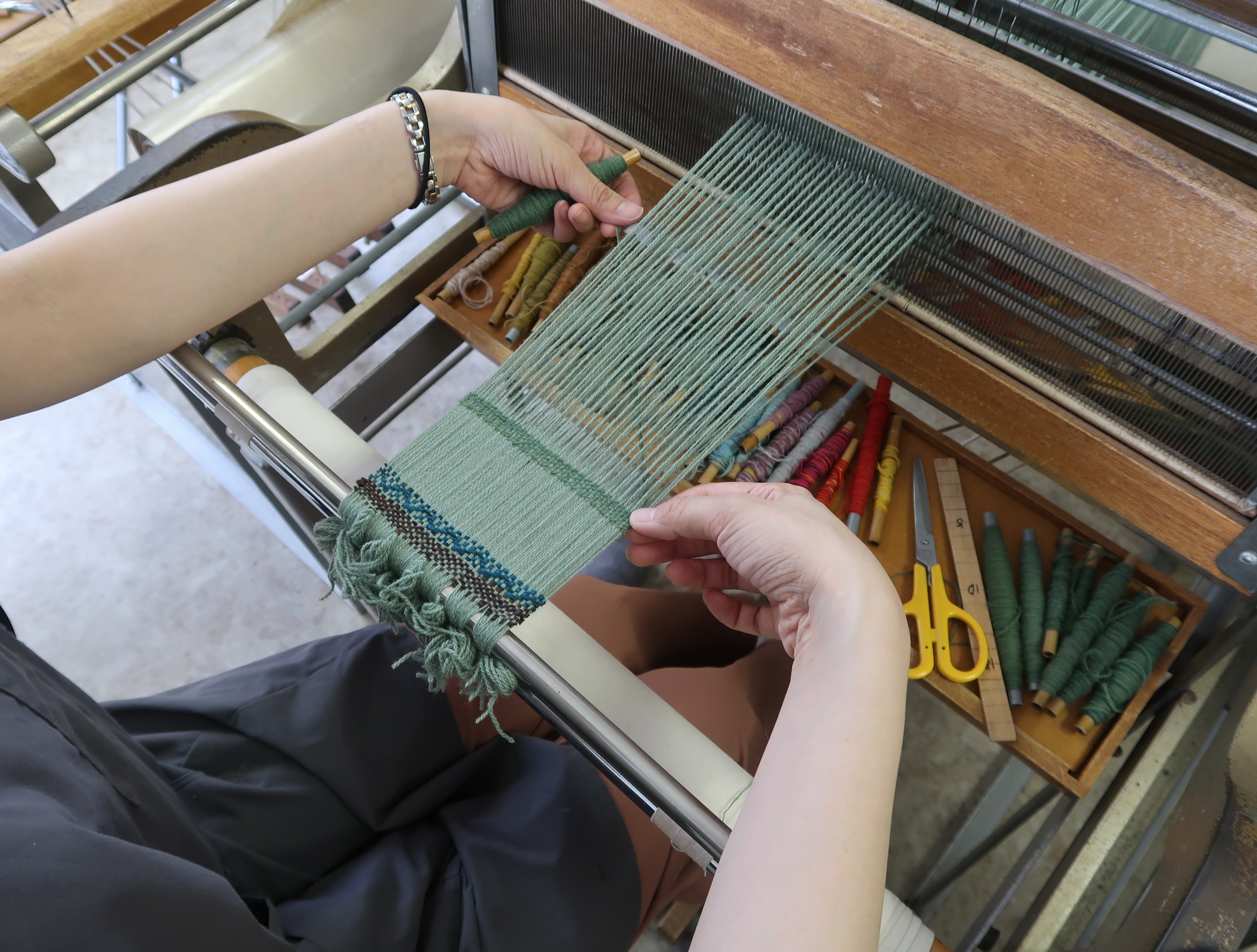 【旭川・クラフト体験】北海道の染物工芸「優佳良織」の手紡ぎ糸で作る！花瓶敷製作体験